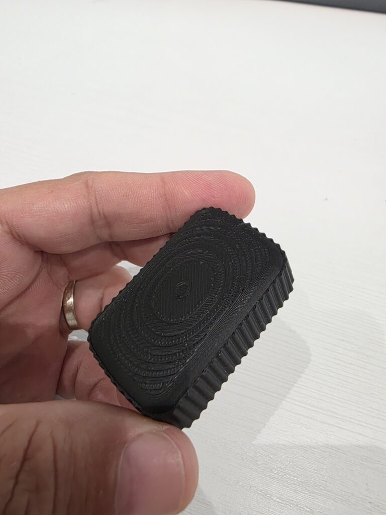 Impression 3D du bouton BMW Z3 en ASA, ABS? PETG, PAHT-CF noire