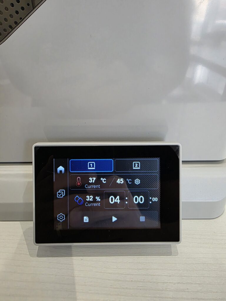 Interface tactile du séchoir à filament FilaPartner E1 montrant les réglages de température et d’humidité.